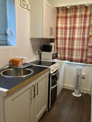 Studio Flat in Walsall with Option of Large Garden Vacation rental in Walsall