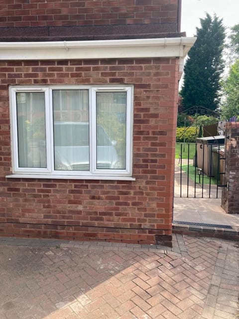 Studio Flat in Walsall with Option of Large Garden Vacation rental in Walsall