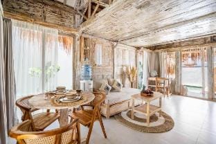 Outdoor cinema|FREE bicycle rental|2 min to beach Villa in North Kuta