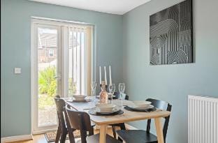 Contractor-Friendly 3BR Home –WiFi & Free Parking Vacation rental in Nottingham