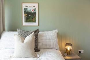 Contractor-Friendly 3BR Home –WiFi & Free Parking Vacation rental in Nottingham