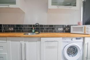 Clydebank 2 Bedroom Home Vacation rental in Glasgow