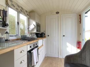Duck House - 1 Bed Shepherds Hut - Gower Apartment in Wales