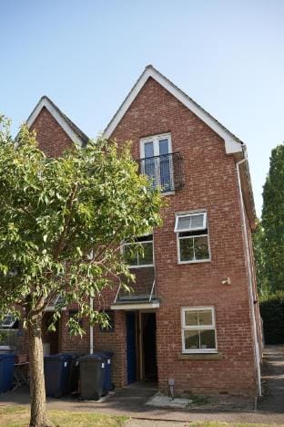 Town Centre spacious 4 bed town house Apartment in Huntingdonshire District