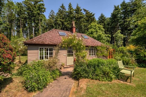 Tranquil Woodland Cottage, 10-Min Drive to Clifton Vacation rental in Bristol