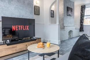 Modern 3BD House Manchester - Free Parking &… Vacation rental in Salford