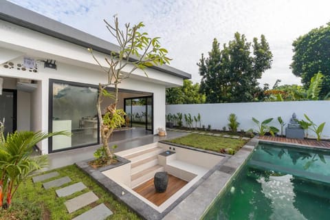 Casa de River Private Pool with River Jungle View Hotel in Kediri