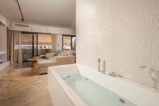 Kira | Elegant City Nest Apartment in Chania