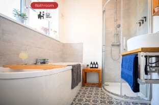 Poolside Family Escape | Luton Vacation rental in Bedford