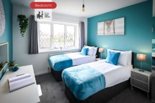 Poolside Family Escape | Luton Vacation rental in Bedford