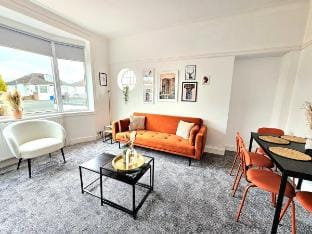 Charming 3-Bed Oasis-free parking Vacation rental in Glasgow