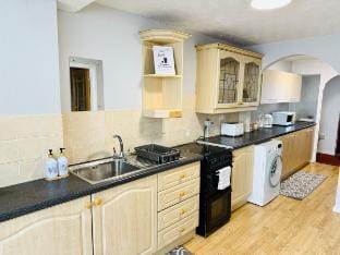 Classy 4BR | Wollaton Park | QMC | Wi-Fi-Parking Vacation rental in Nottingham