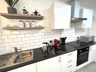 Modern 8-sleeper Guesthouse in trendy Observatory. Vacation rental in Cape Town