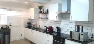 Modern 8-sleeper Guesthouse in trendy Observatory. Vacation rental in Cape Town