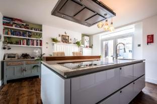 Beachfront flat -bright, spacious & private garden Apartment in Exmouth