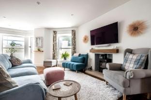 Beachfront flat -bright, spacious & private garden Apartment in Exmouth