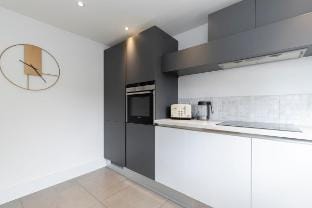 5 bed - Quiet Twin Homes: 5 Beds, 3 Baths & Parking For 3 Vacation rental in Cheltenham