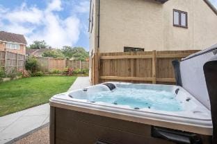 6 bed - Stunning 6-Bed Home in Cheltenham with Hot Tub Vacation rental in Cheltenham