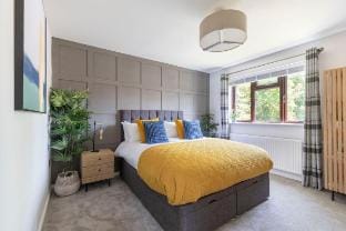 6 bed - Stunning 6-Bed Home in Cheltenham with Hot Tub Vacation rental in Cheltenham