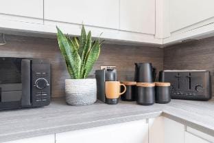 6 bed - Stunning 6-Bed Home in Cheltenham with Hot Tub Vacation rental in Cheltenham