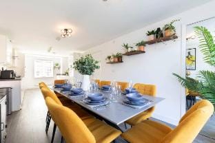Modern 4 Bed 3 Bath Home Close to the Town Centre Vacation rental in Cheltenham