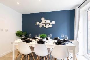 Modern 4 Bedroom 4 Bathroom Home in Cheltenham Vacation rental in Cheltenham