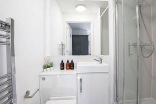 Modern 4 Bedroom 4 Bathroom Home in Cheltenham Vacation rental in Cheltenham