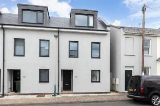 Modern 4 Bedroom 4 Bathroom Home in Cheltenham Vacation rental in Cheltenham