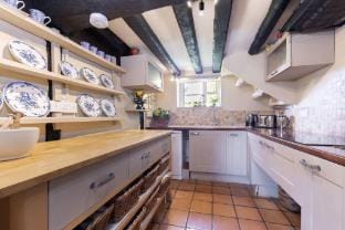 Beautiful 4 Bedroom Cotswold Thatched Cottage Vacation rental in Cotswold District