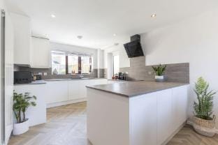 Stunning Five Bed Detached Home with Hot Tub Vacation rental in Cheltenham