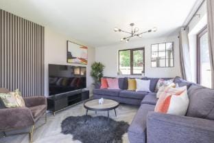 Stunning Five Bed Detached Home with Hot Tub Vacation rental in Cheltenham