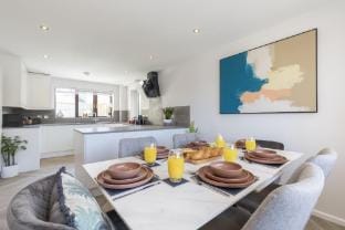 Stunning Five Bed Detached Home with Hot Tub Vacation rental in Cheltenham