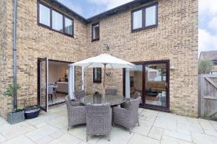 Stylish 5-Bed Detached Home Close to Cheltenham Vacation rental in Cheltenham