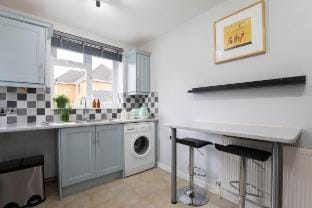 Central 1 Bedroom Apartment with Parking Apartment in Cheltenham