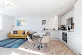 The Black Swan - Modern Apartment By Historic Gloucester Quays Apartment in Gloucester