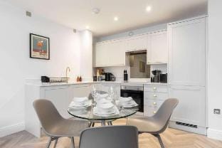 The Black Swan - Modern Apartment By Historic Gloucester Quays Apartment in Gloucester