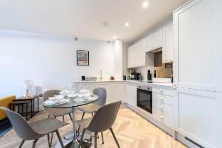 The Black Swan - Modern Apartment By Historic Gloucester Quays Apartment in Gloucester