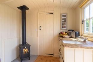 Tranquil Riverside Sherperd's Hut Close to Tewkesbury Abbey Vacation rental in Tewkesbury