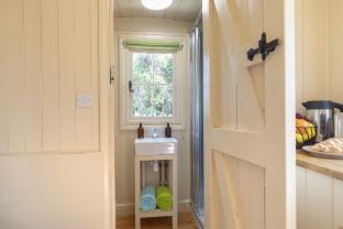 Tranquil Riverside Sherperd's Hut Close to Tewkesbury Abbey Vacation rental in Tewkesbury