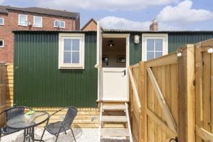 Tranquil Riverside Sherperd's Hut Close to Tewkesbury Abbey Vacation rental in Tewkesbury