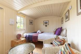 Tranquil Riverside Sherperd's Hut Close to Tewkesbury Abbey Vacation rental in Tewkesbury