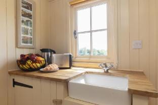 Tranquil Riverside Sherperd's Hut Close to Tewkesbury Abbey Vacation rental in Tewkesbury