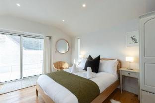 Cotswold Hillside Retreat with Stunning Views Vacation rental in Nailsworth