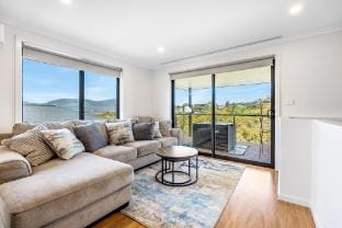 New & Stylish Home in Peaceful Location Vacation rental in Hobart