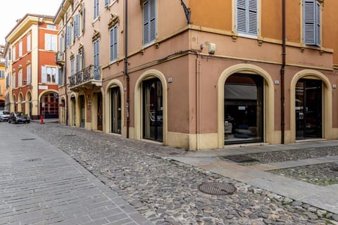 Green Lux-Via Canalino| Pass ZTL&Parking A/C WiFi Vacation rental in Modena