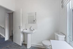 Cozy Retreat 9 Mins to Leeds City Centre & LGI Vacation rental in Leeds