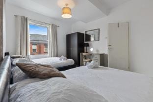 Cozy Retreat 9 Mins to Leeds City Centre & LGI Vacation rental in Leeds