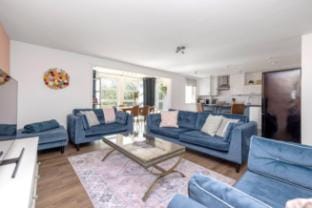 Modern apartment near Saughton Rose Gardens Apartment in Edinburgh