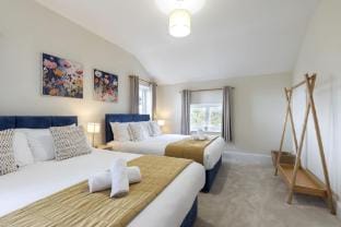 Stunning 4 Bedroom Top Floor Apartment Close to Cheltenham  Apartment in Cheltenham