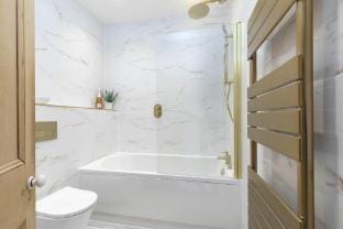 Stunning 4 Bedroom Top Floor Apartment Close to Cheltenham  Apartment in Cheltenham